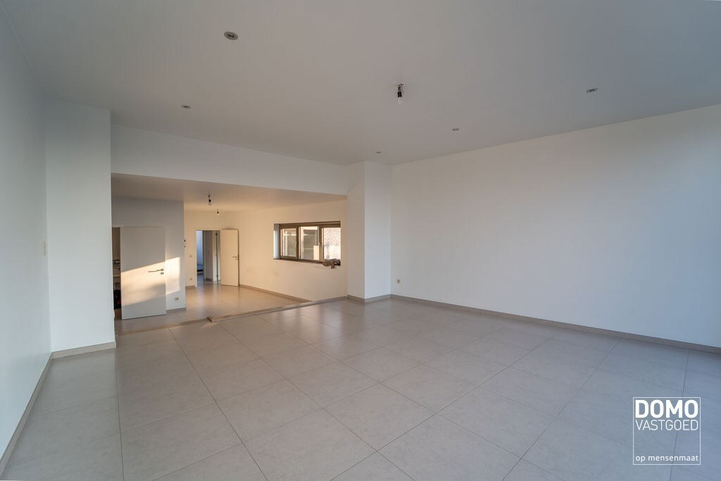 LUXE PENTHOUSE APPARTEMENT MET 2 TERASSEN, LIFT EN ONDERGRONDSE AUTOSTANDPLAATS IN HASSELT. 