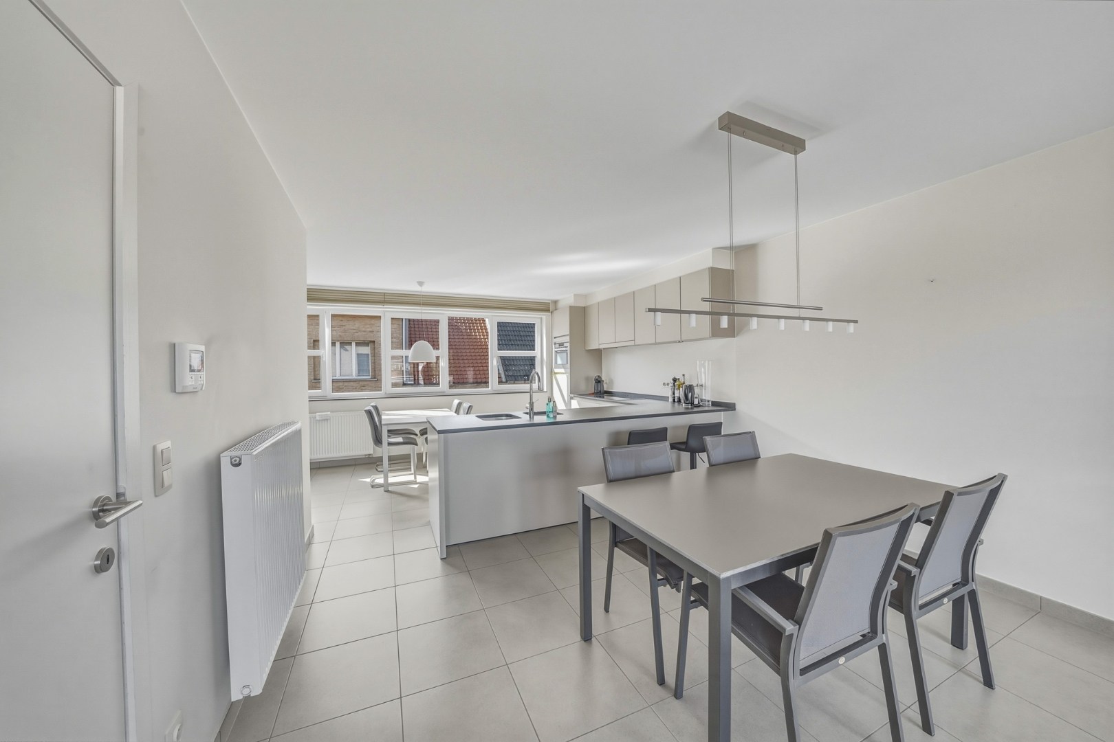 Instapklare recente woning met zeer ruime garage en tuin in Oudenburg 
