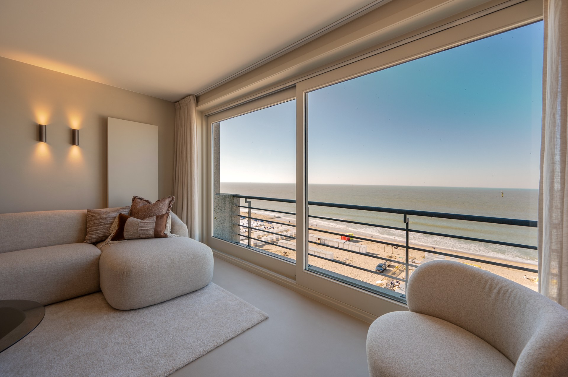 Prachtig gerenoveerd en instapklaar appartement met 3 slaapkamers en frontaal zeezicht, gelegen in een prestigieuze residentie op de zeedijk in het Zoute. 