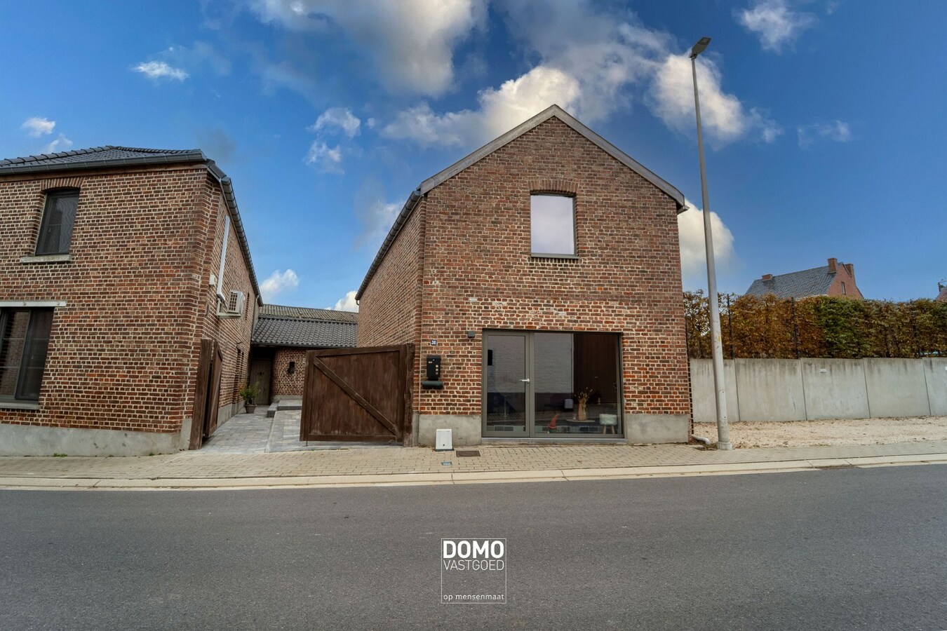 RUIME, INSTAPKLARE EN GERENOVEERDE WONING MET KANTOORGEBOUW INCLUSIEF PARKEERGELEGENHEID, TUIN EN ZWEMBAD TE MIELEN BOVEN AALST (GINGELOM) 