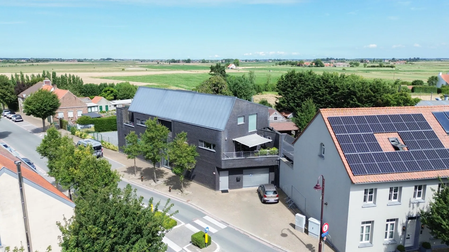 Volledig gerenoveerd dakappartement met 2 terrassen en zicht op de polders te koop in Klemskerke (De Haan)