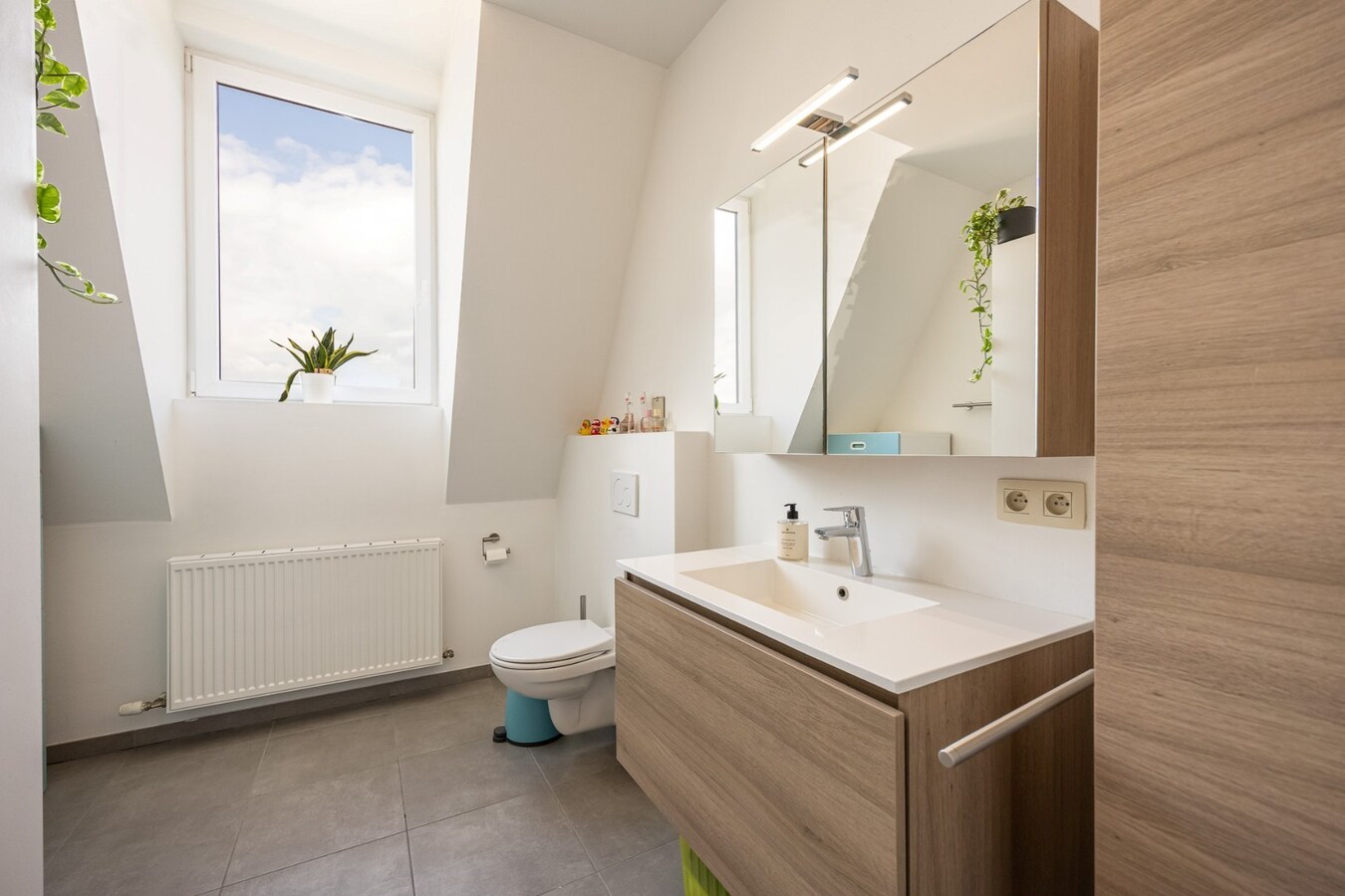 Prachtig, energiezuinig dak appartement met 3 slaapkamers, terras en carport 