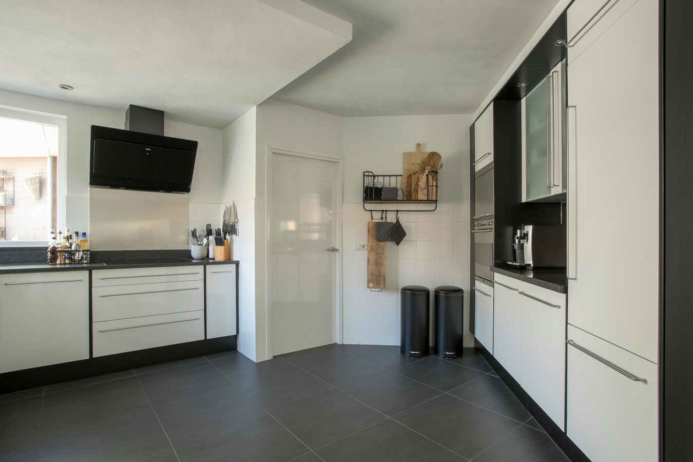 Deze moderne en royale vrijstaande woning staat op een rustige woonlocatie op een mooi hoekperceel. 