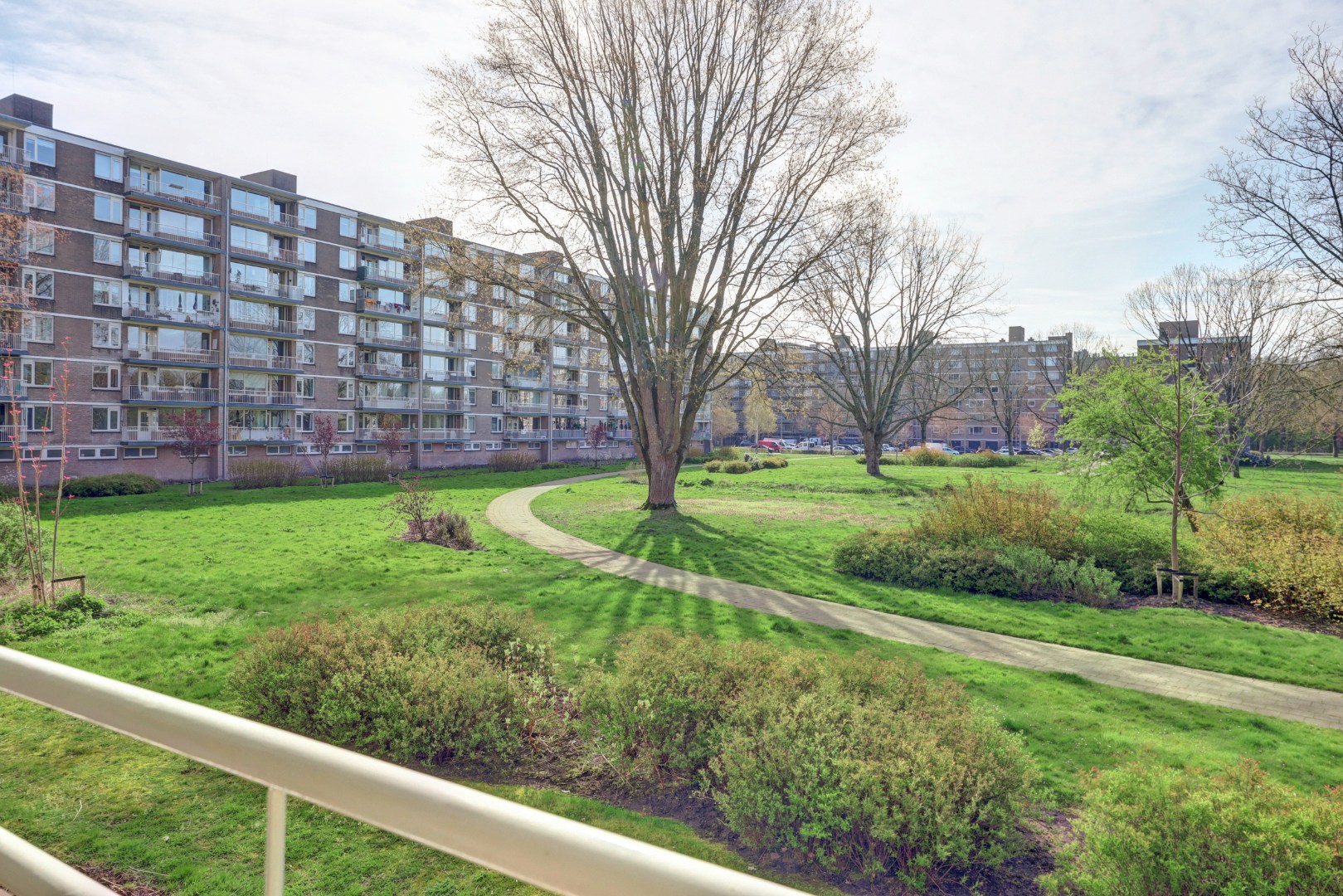 4-kamer appartement op de 1e verdieping, met 2 balkons, berging in de onderbouw en gelegen op eigen grond! 