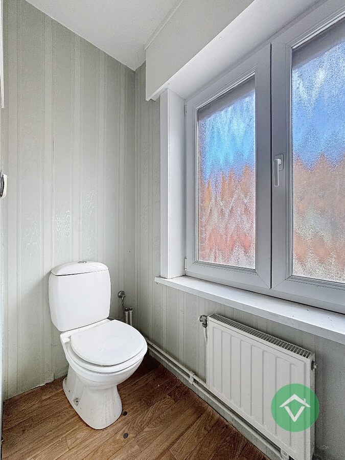 Alleenstaande woning met naastliggend stuk bouwgrond en weide te Eernegem 