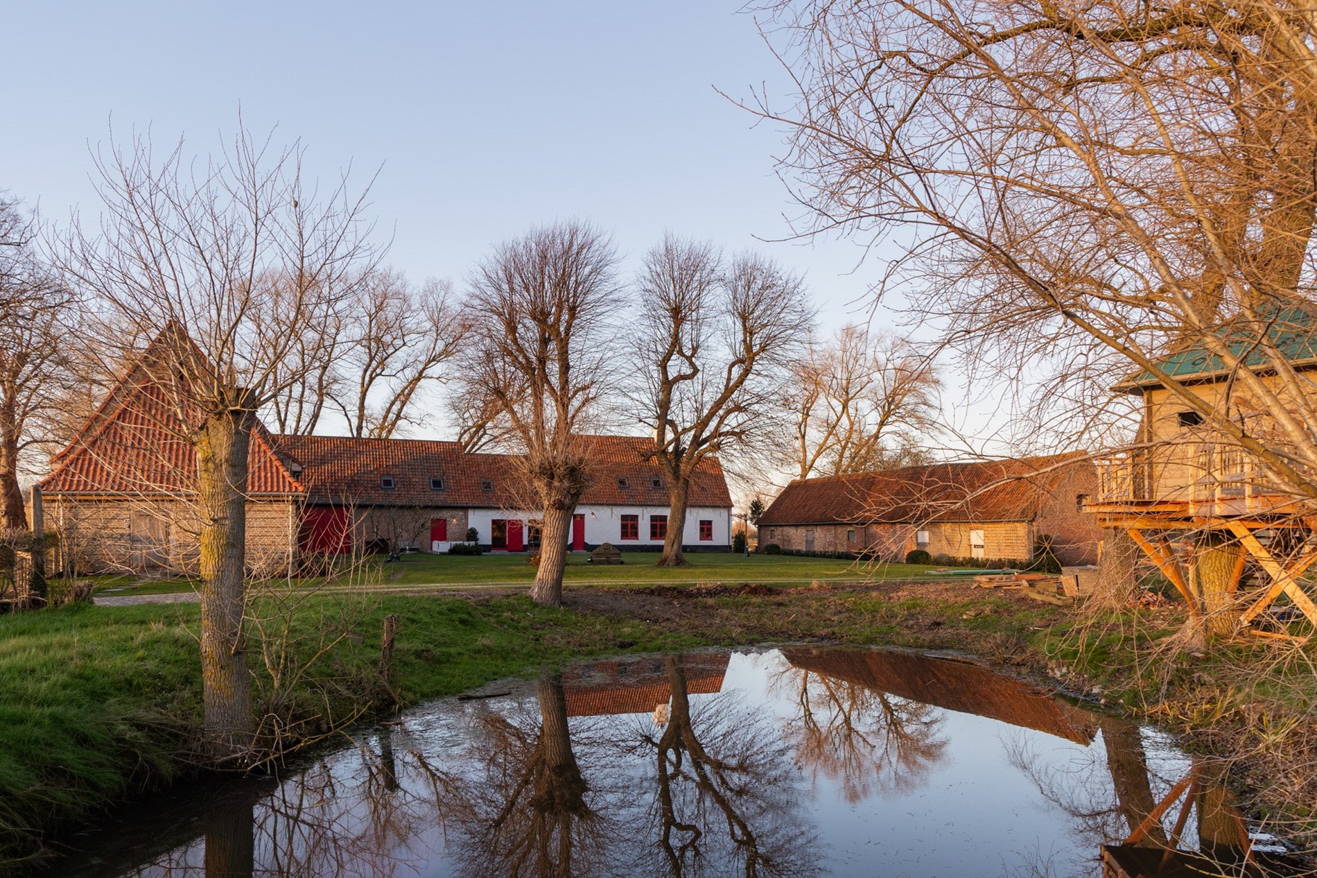 OPENDEURDAG Zondag 18/10 tussen 13u en 16u  (Westernieuwweg 80): Authentiek gerenoveerde hoeve te Varsenare — een uitzonderlijk landelijke eigendom nabij Brugge 