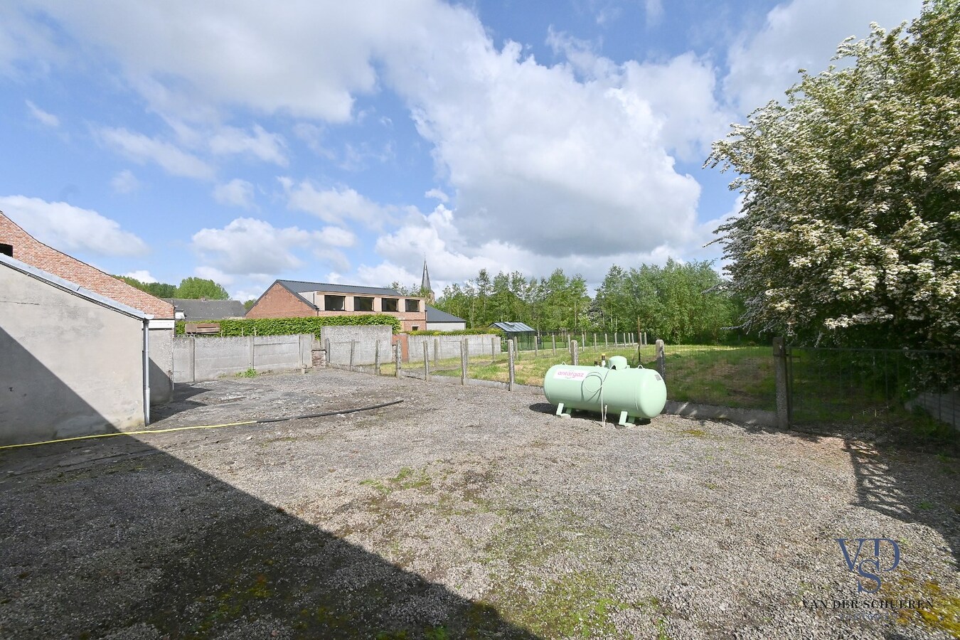 Exceptioneel gelegen eigendom met mogelijkheden. 