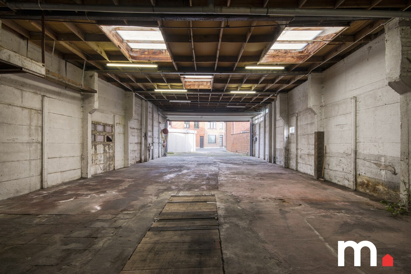 Loods met oprit en aparte kantoorruimte te koop in Heule ! 