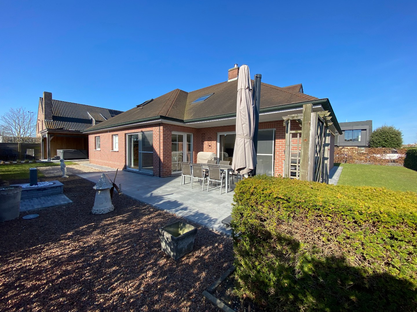 Zeer goed onderhouden ruime villa met tuin op topligging te Sint-Eloois-Vijve! 