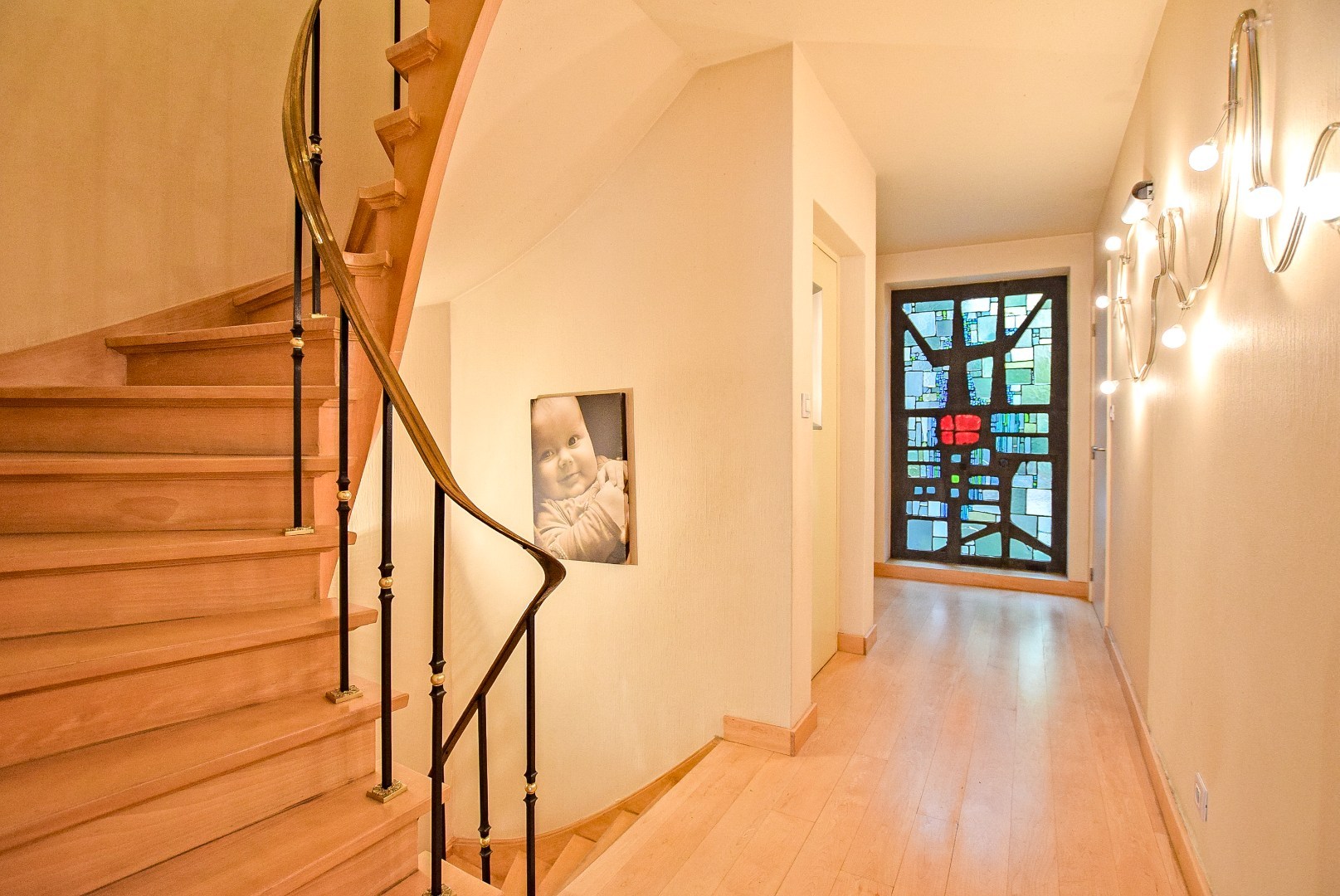 Kwalitatief afgewerkte woning met handelsruimte (536m² bewoonbaar) op een toplocatie. 