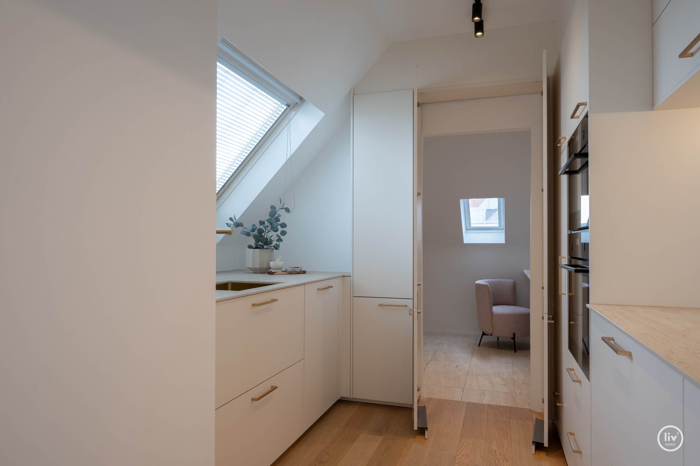 Magnifique appartement en duplex avec une largeur exceptionnelle de façade de 18 mètres et une terrasse généreuse orientée au sud offrant une vue dégagée sur l'arrière-pays de Knokke, à seulement 100 