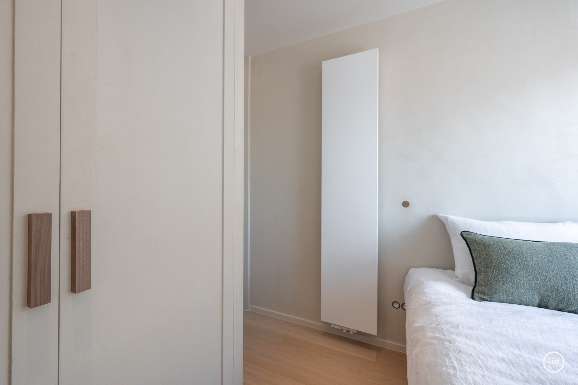 Magnifique appartement d'angle avec vue frontale sur la mer et terrasse orientée ouest situé sur la place de la Tour de Lumière à Knokke. 