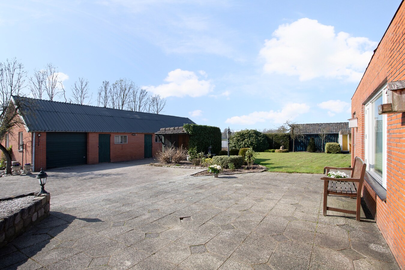 Royale halfvrijstaande woning met uitzicht over de landerijen, op korte afstand van het centrum. 