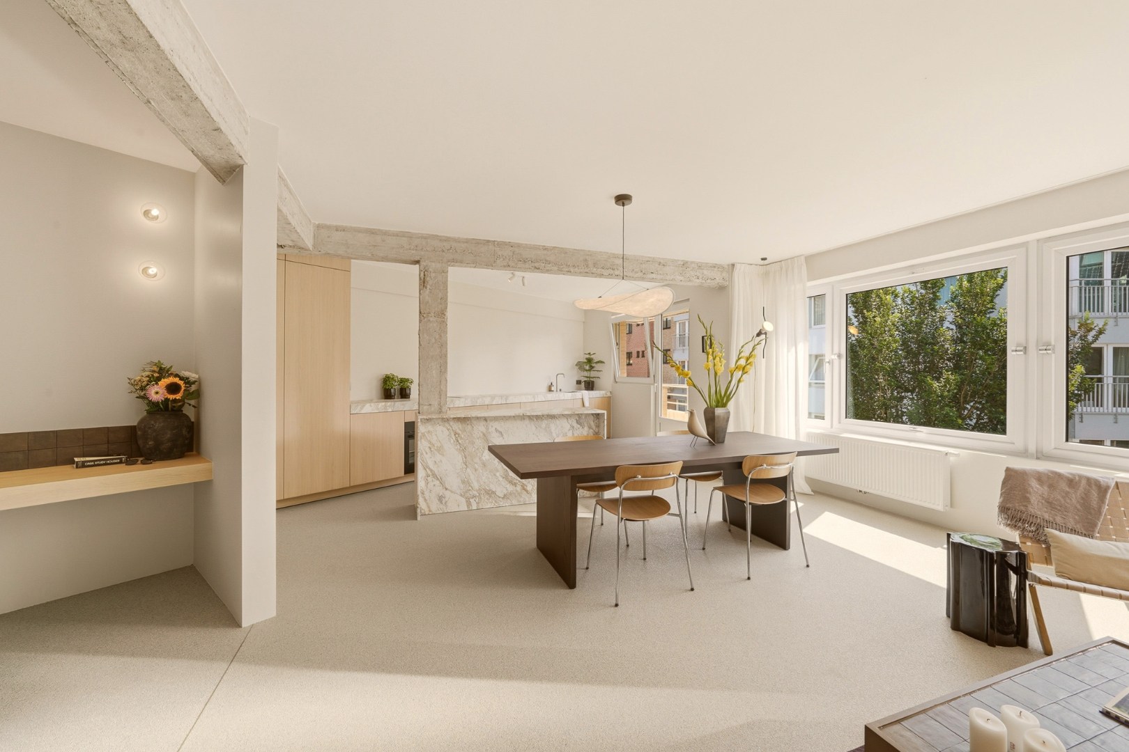 Stijlvol gerenoveerd stadsappartement met maatwerk, 2 slaapkamers en veel bergruimte 
