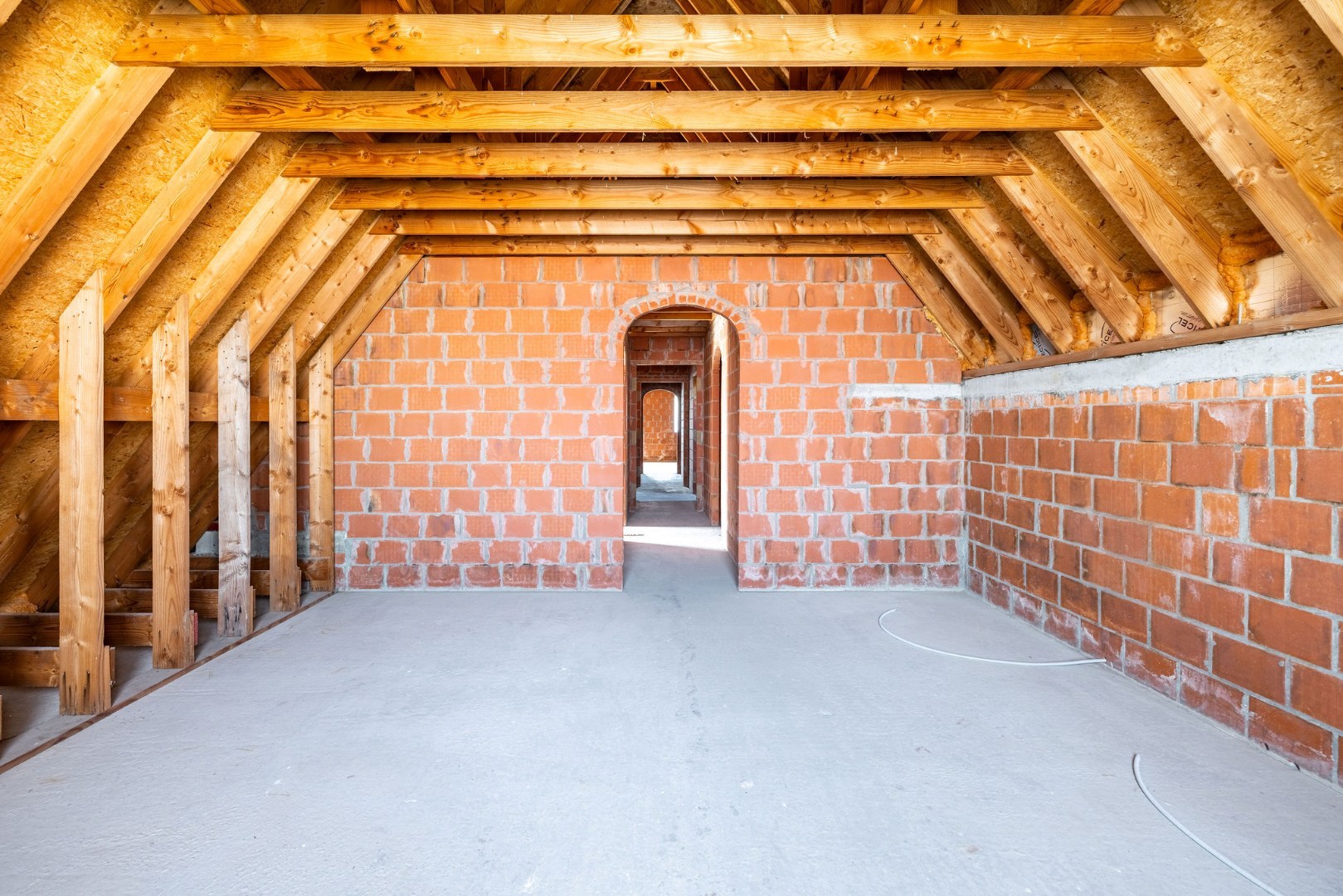Landelijk gelegen ruwbouwhoeve met bijgebouwen op uitzonderlijk perceel van ca. 9.331 m² 