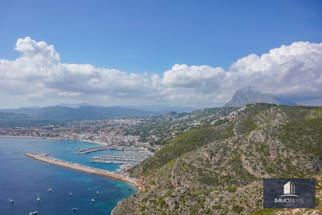 Nieuwbouw luxe villa te koop op de zonnige zuidflank van de Montgó. 