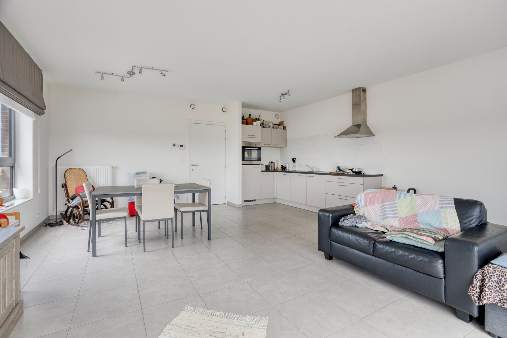 Woonkamer met open keuken