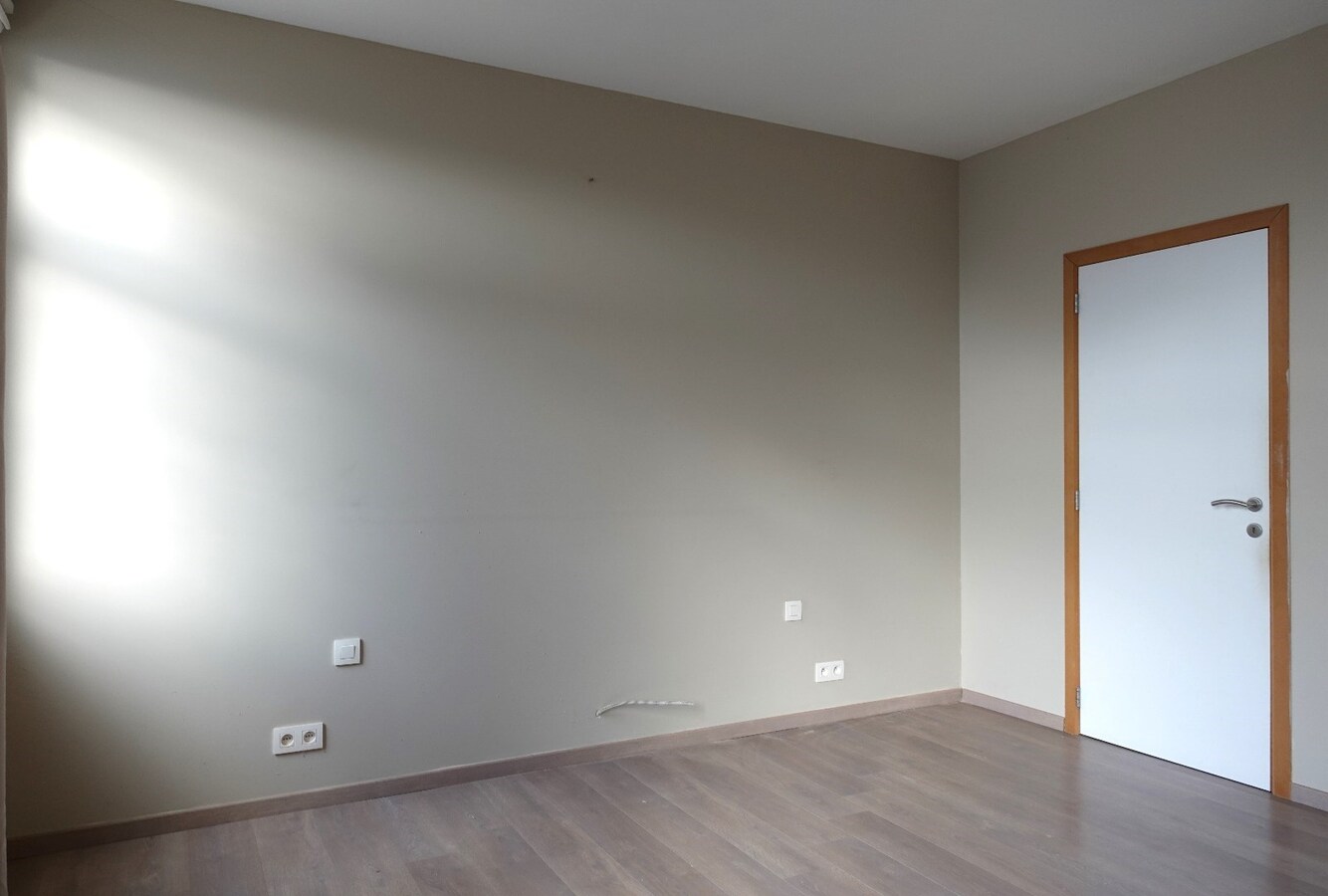 Gerenoveerde, instapklare rijwoning met 4 slaapkamers en uitweg 