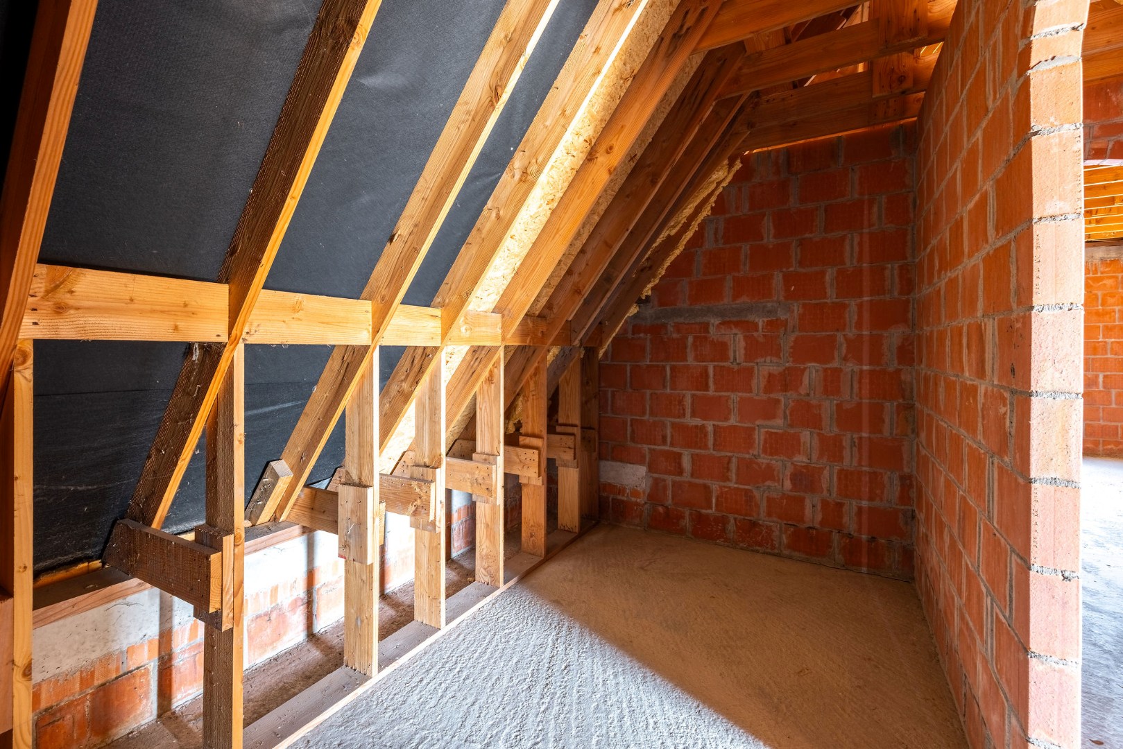 Landelijk gelegen ruwbouwhoeve met bijgebouwen op uitzonderlijk perceel van ca. 9.331 m² 