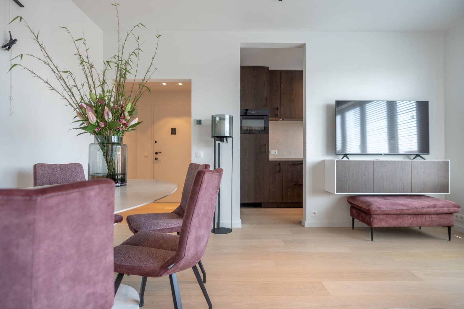 Volledig gerenoveerd 2 slaapkamer-appartement met een magnifiek OPEN ZICHT over de villa's te Churchilllaan. 