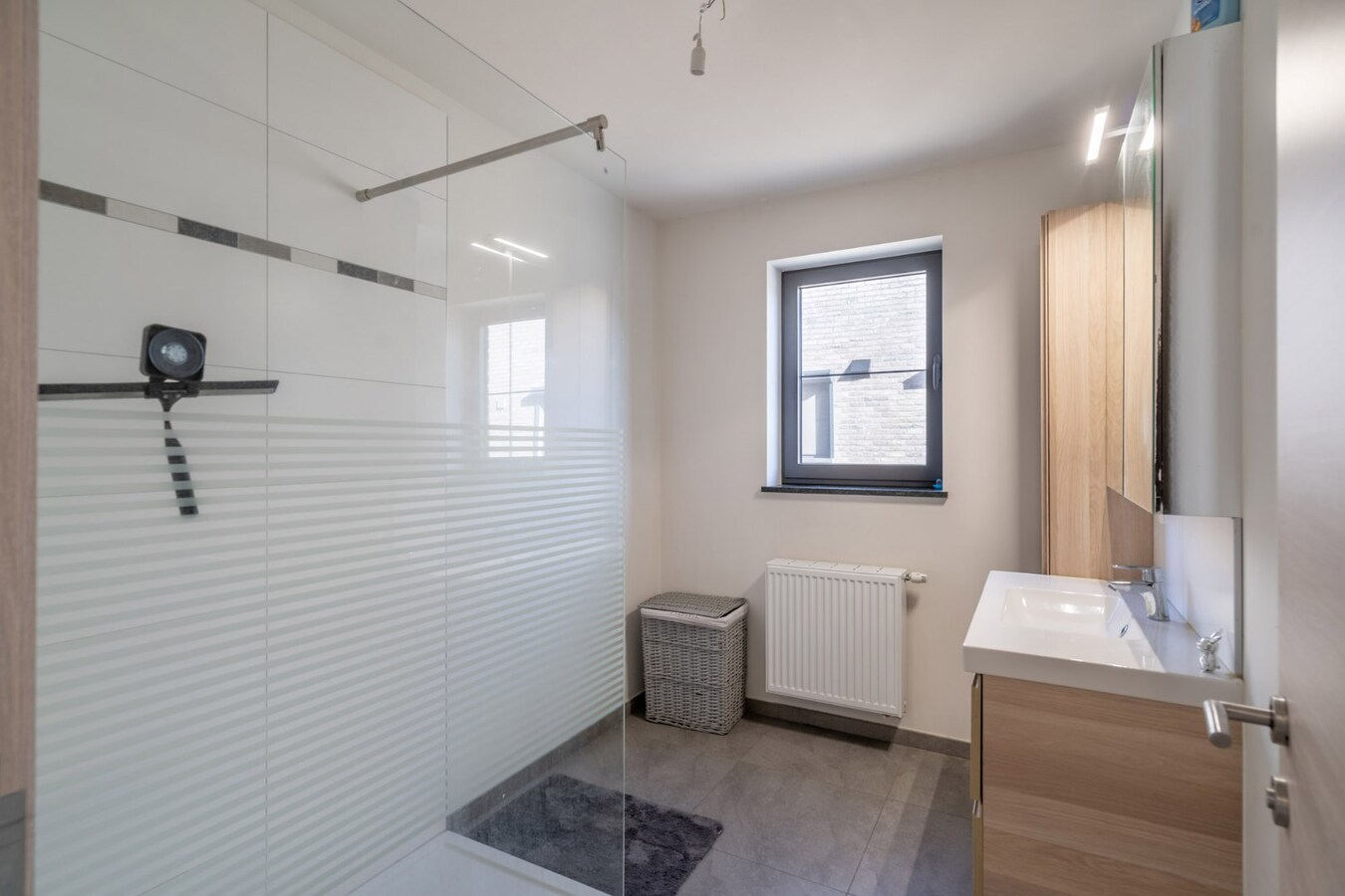 Modern 2 slaapkamer appartement met ondergrondse parkeerplaats. 