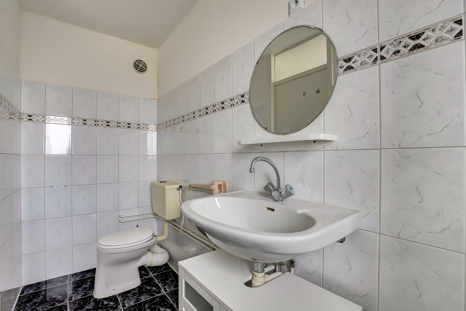 2-kamer hoekwoning met  ruime slaapkamer met airconditioning, tuin op het zonnige zuidwesten. 