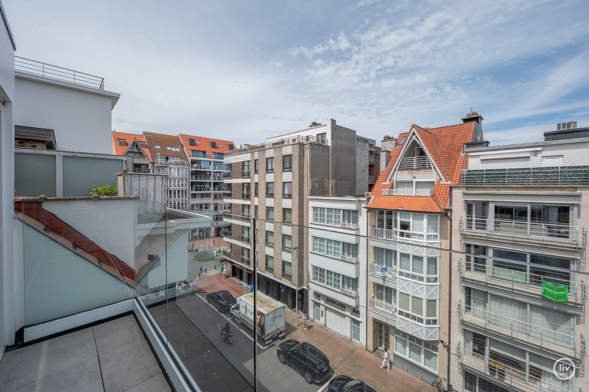GEMEUBELD - Prachtig, ruime en tevens récente triplex (199 m2) in een zijstraat van de lippenslaan vlakbij de zeedijk te Knokke. 