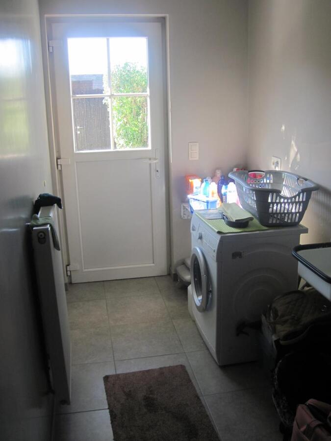 Degelijke woning met terras, tuintje én inpandige garage. 