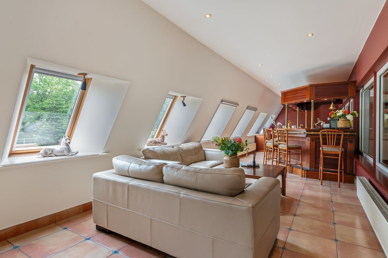 Exclusief eigendom met twee volwaardige, zelfstandige villa-woningen, een conciërgeverblijf en luxueuze paardenfaciliteiten op ruim 2 ha te Brasschaat 