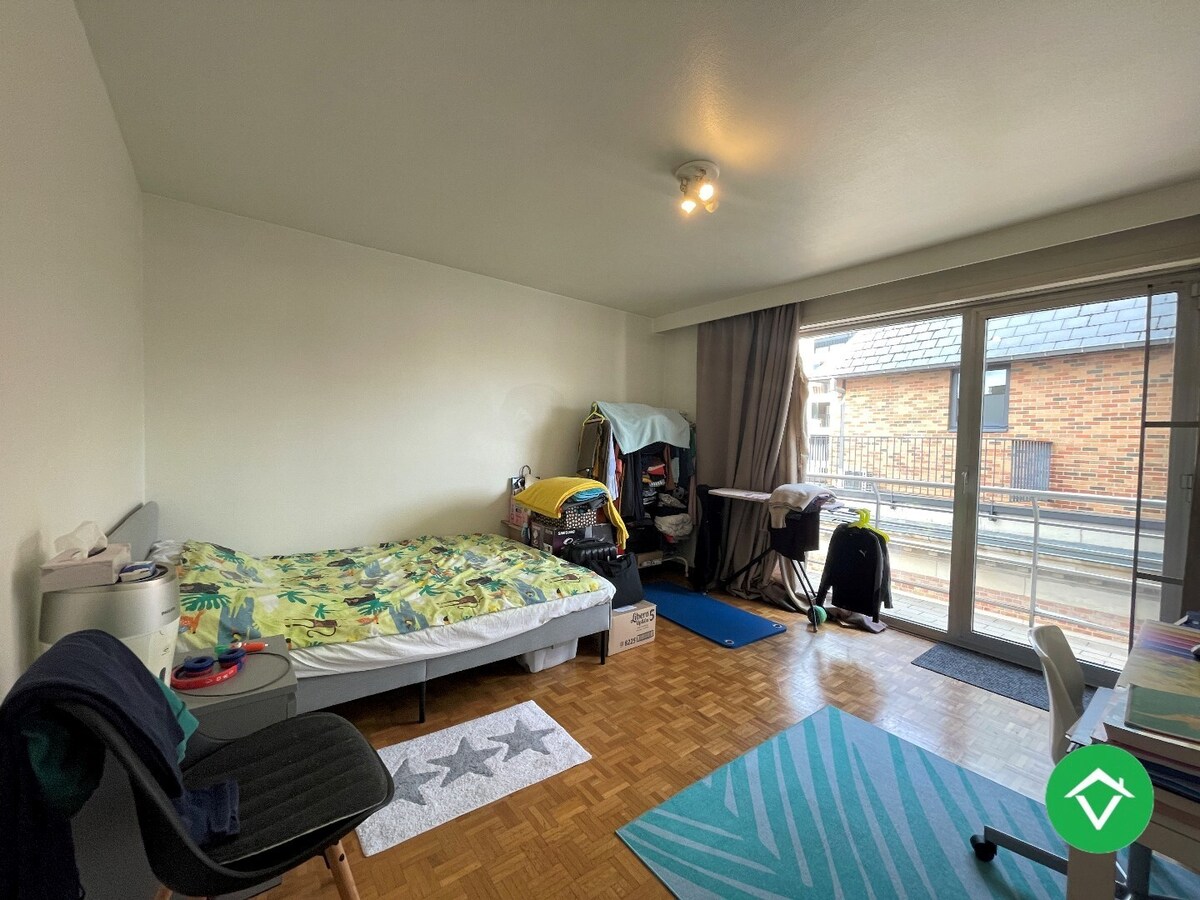 Zonnig appartement met 2 slaapkamers en autostandplaats te centrum Roeselare 