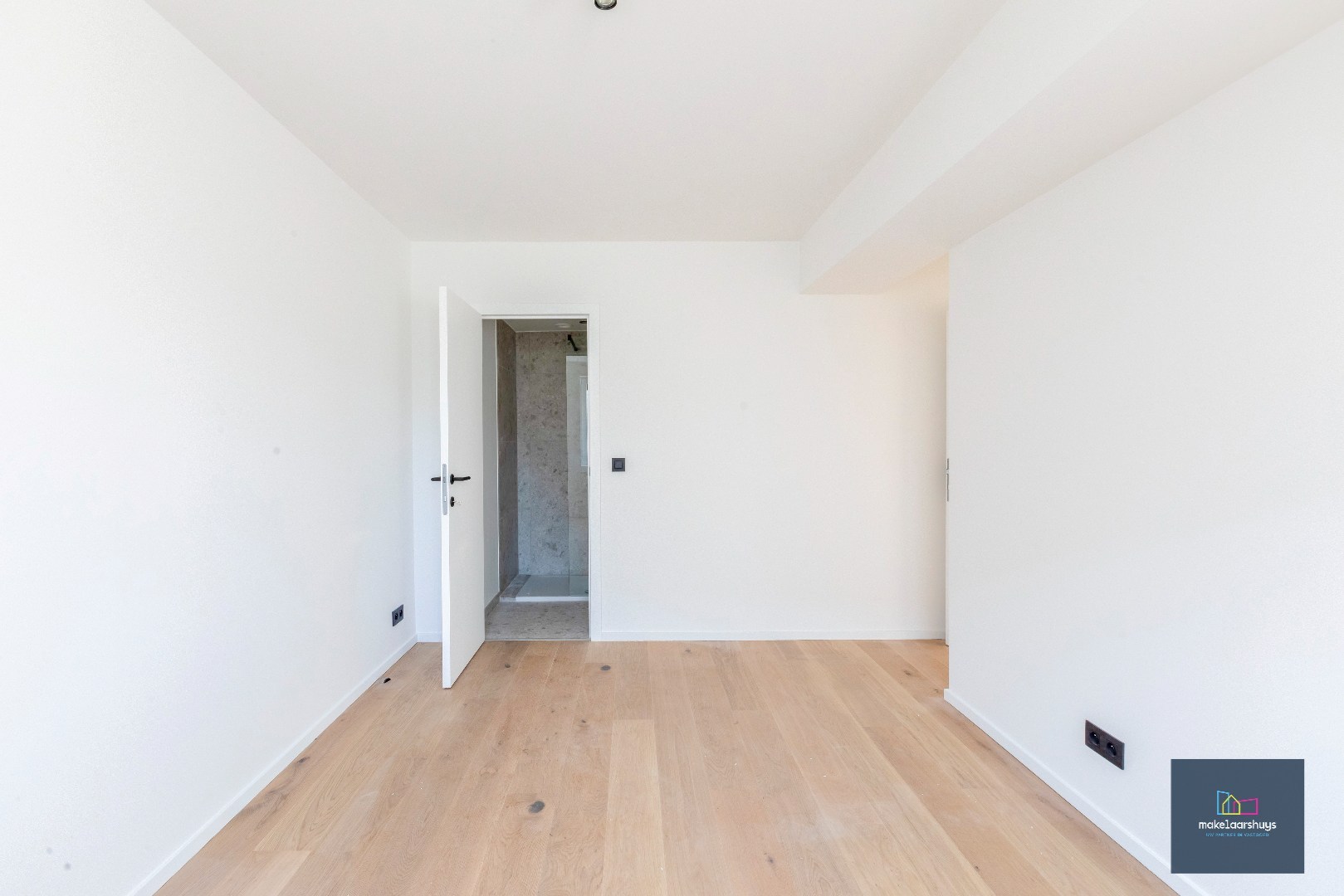 Prachtig  duplex appartement met 4 slpk, 3 badk, grote tuin en parkeergelegenheid 