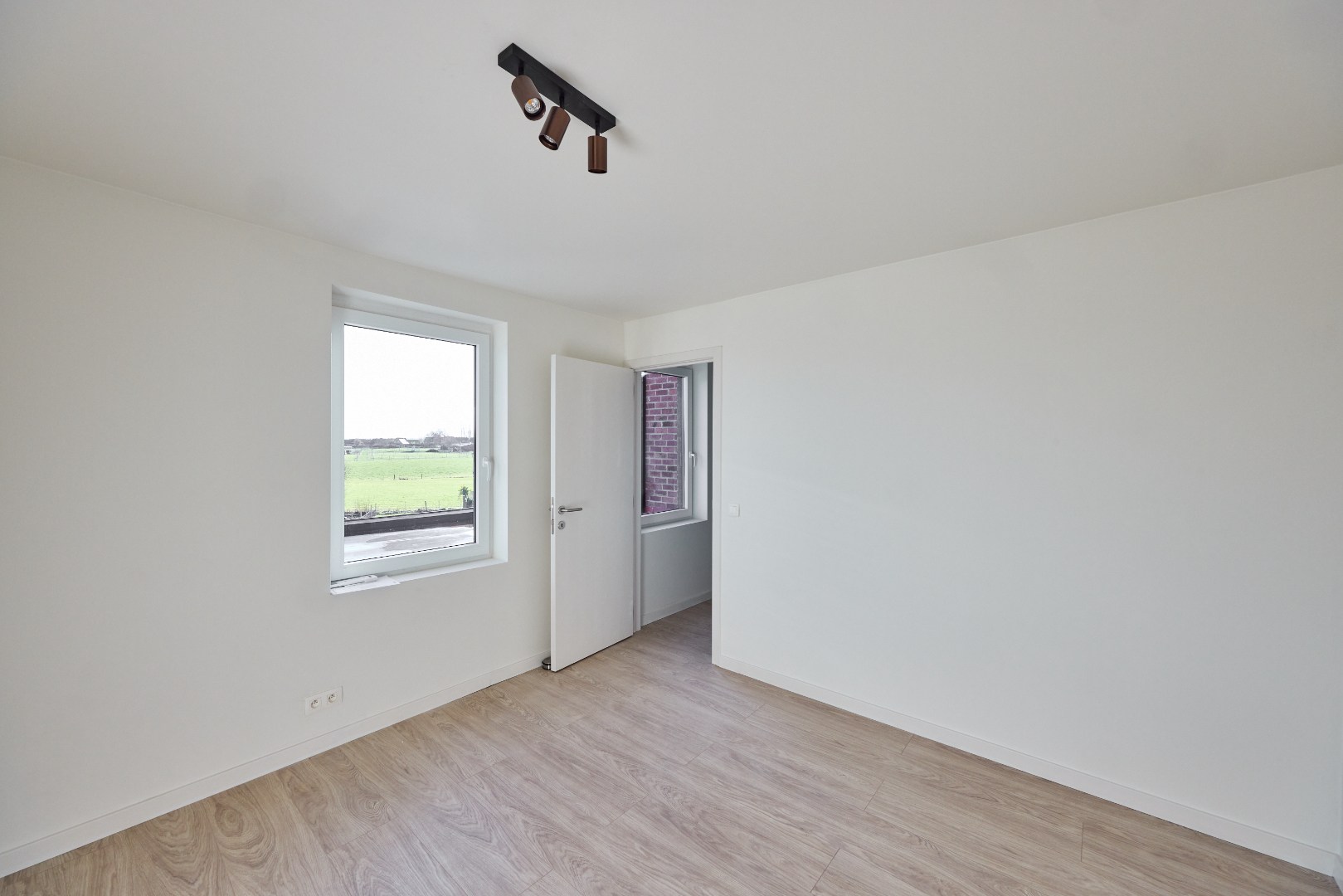 Volledig gerenoveerde centrumwoning in het hartje van Sint-Lodewijk op 442 m²! 