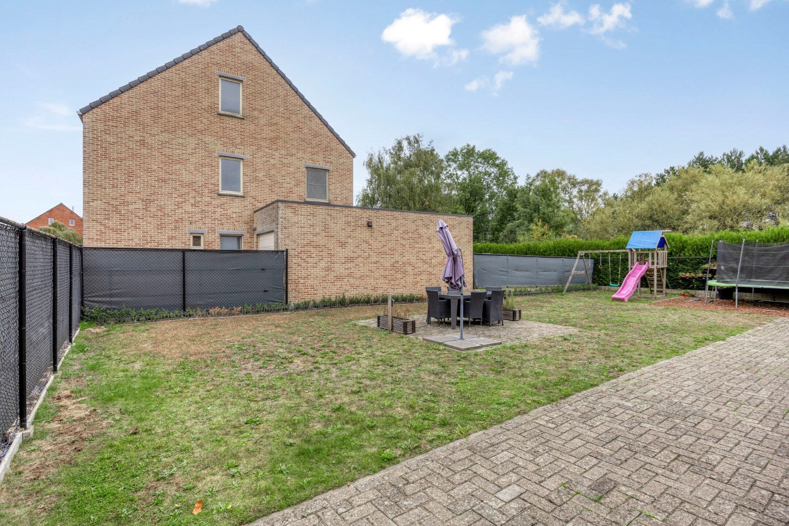 Instapklare woning met naastgelegen bouwgrond in Geel 