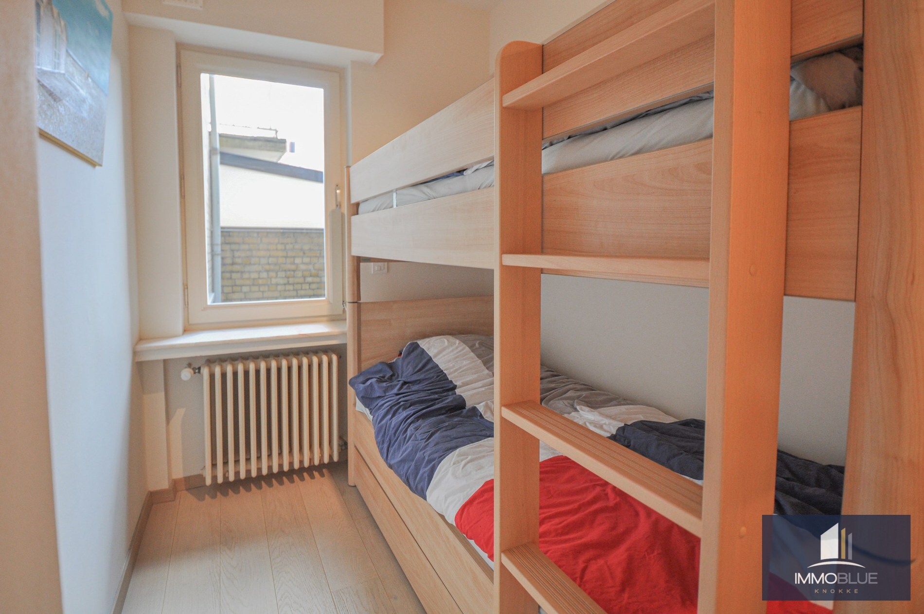 Appartement avec vue frontale sur la mer, situé à proximité de la place du Driehoeksplein. 