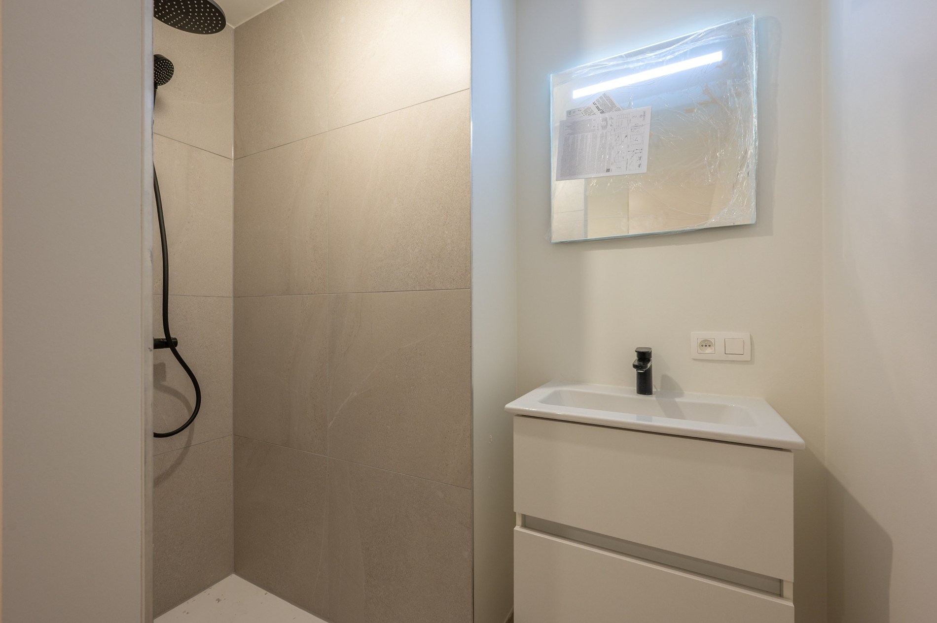 Centraal gelegen 3-kamer appartement te Res. Hoost op wandelafstand van de Zeedijk van Heist. 