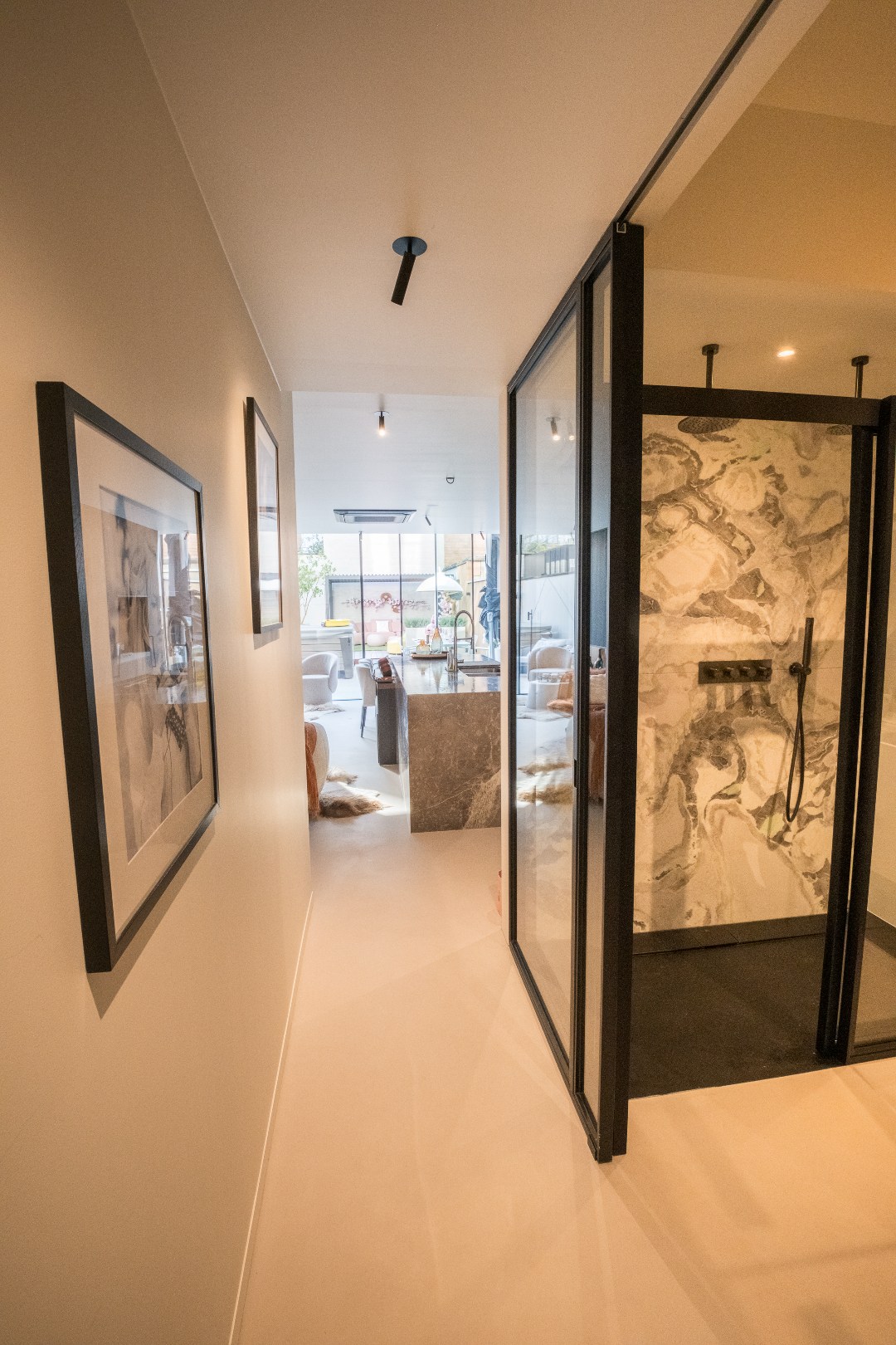 Dans un emplacement de choix, à quelques pas de la mer, se trouve cet appartement exclusif de plain-pied avec un jardin exceptionnellement spacieux et ensoleillé. Une combinaison rare de vie privée, d 
