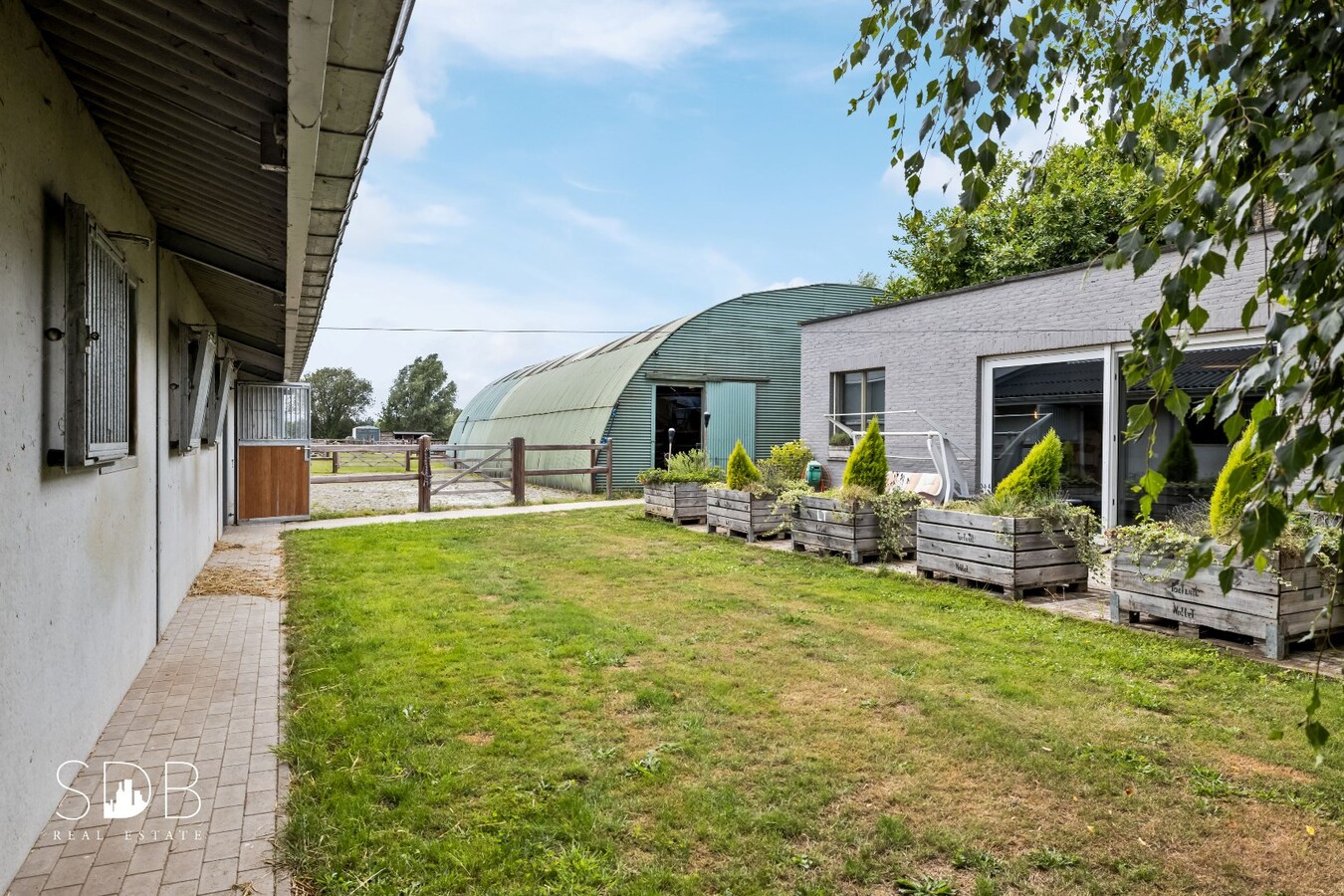 Hedendaagse woning met paardenfaciliteiten op circa 1,5ha 