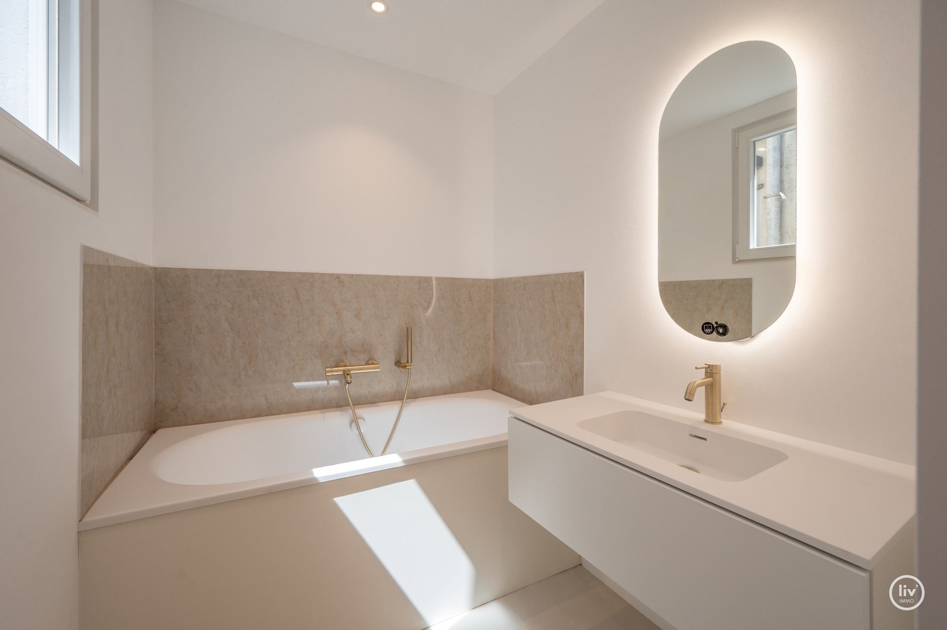 Lichtrijke penthouse met open zicht op toplocatie nabij Dumortierlaan. 