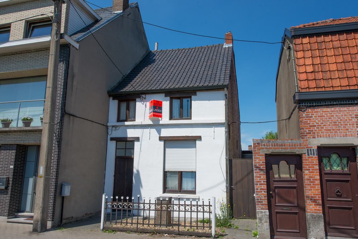 Zeer goed gelegen woning deels te moderniseren. 