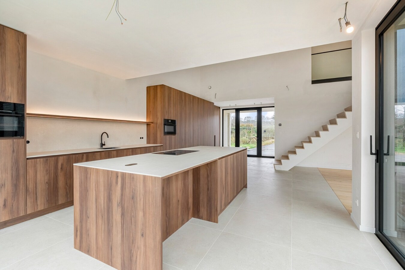 Exclusieve, volledig afgewerkte halfvrijstaande woning na transformatie van bestaande hoeve naar 2 BEN-woningen! 