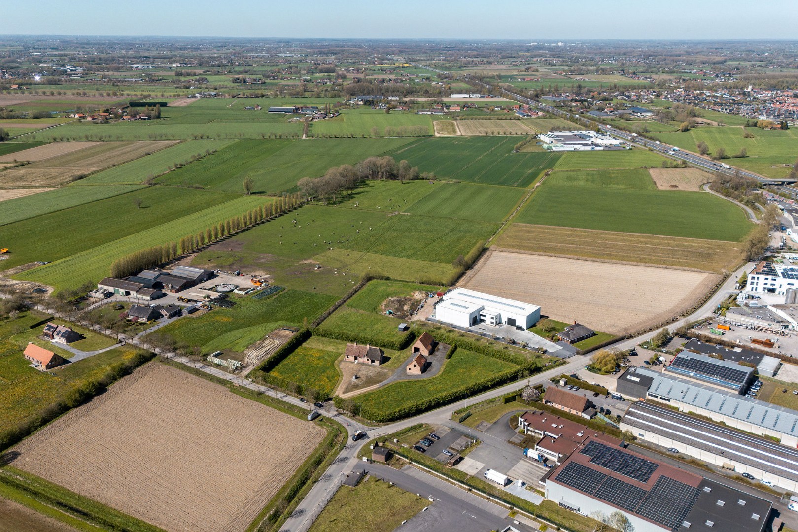 Landelijk gelegen ruwbouwhoeve met bijgebouwen op uitzonderlijk perceel van ca. 9.331 m² 
