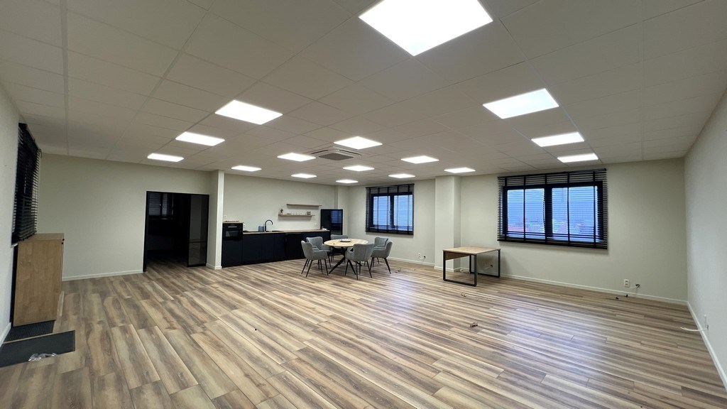 Loods met kantoor te huur in Europark-Noord te Sint-Niklaas