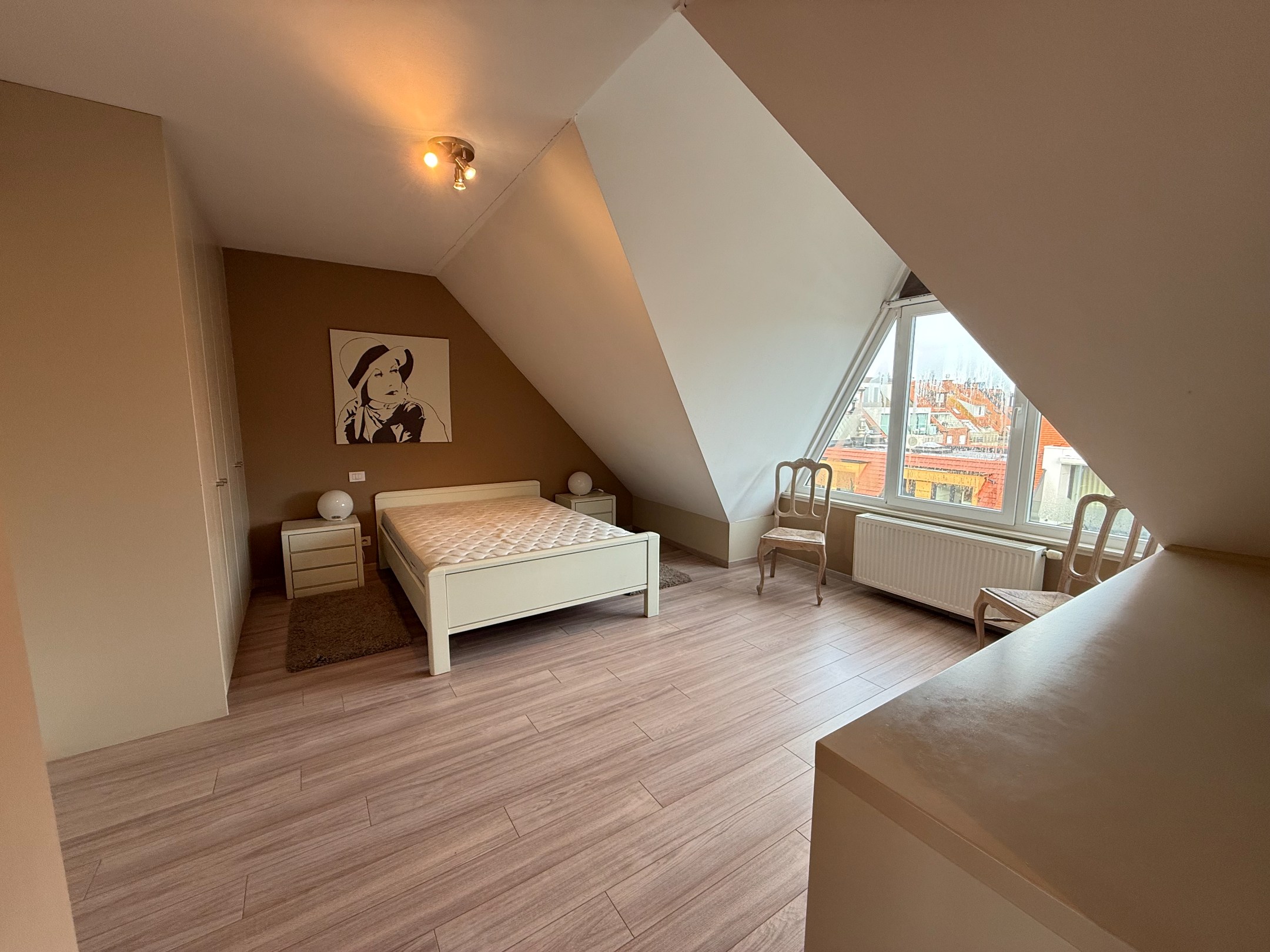 Meublé - Appartement en duplex avec trois chambres et de grandes terrasses situé au centre de Knokke. 