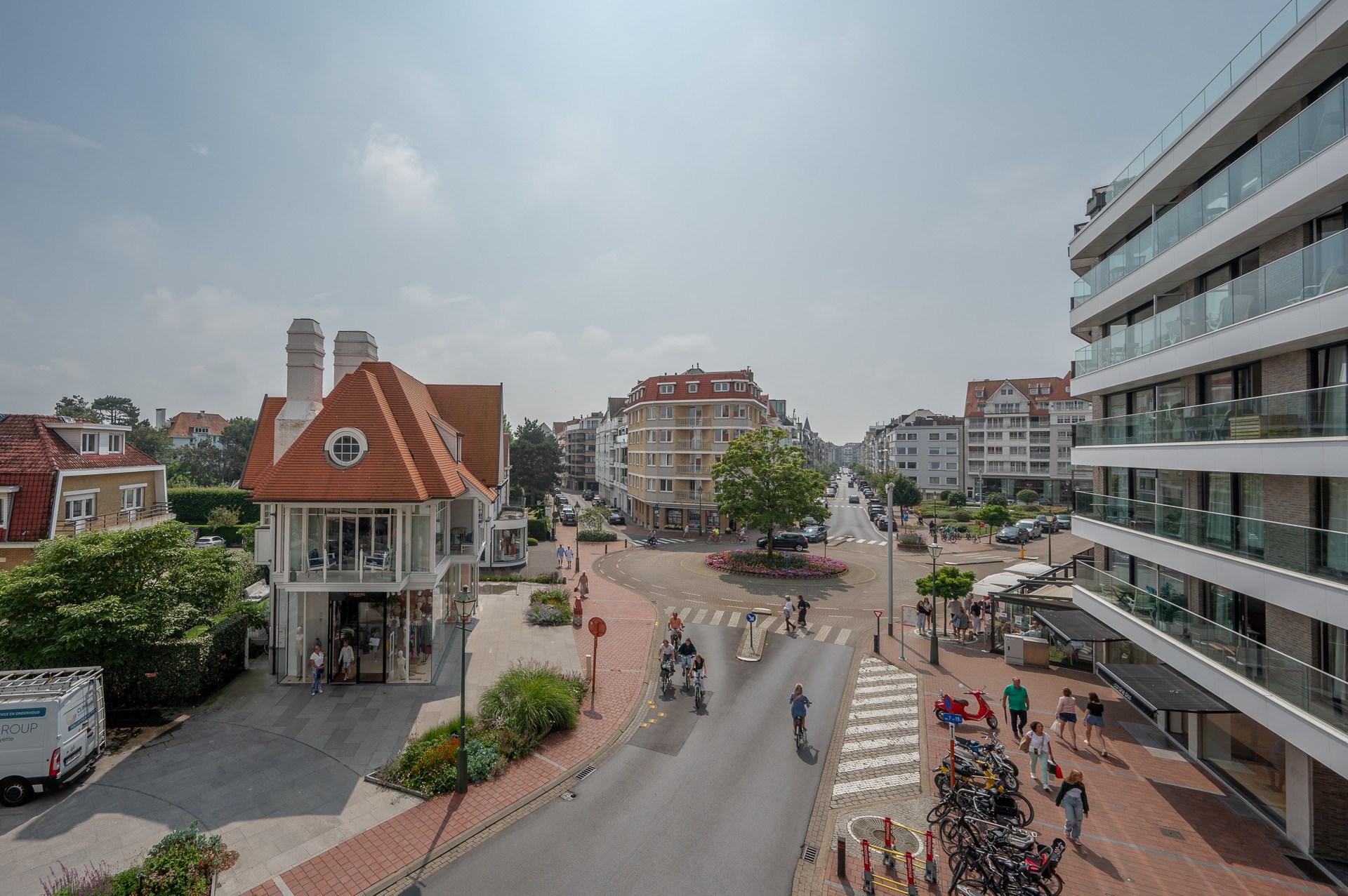 Op de tweede verdieping van de exclusieve residentie Triangle Vert, een gebouw geïnspireerd op de iconische Flat Iron in New York, vindt u dit uitzonderlijke hoekappartement. 