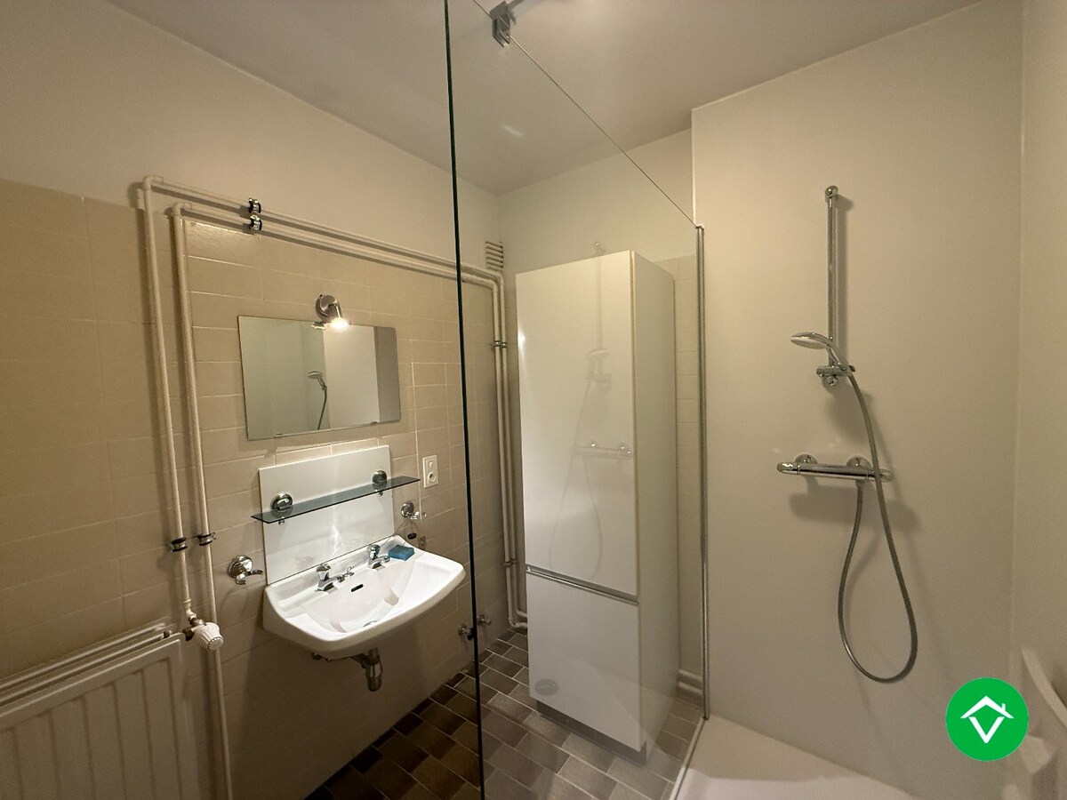 Instapklaar appartement met twee slaapkamers en garage te Roeselare 