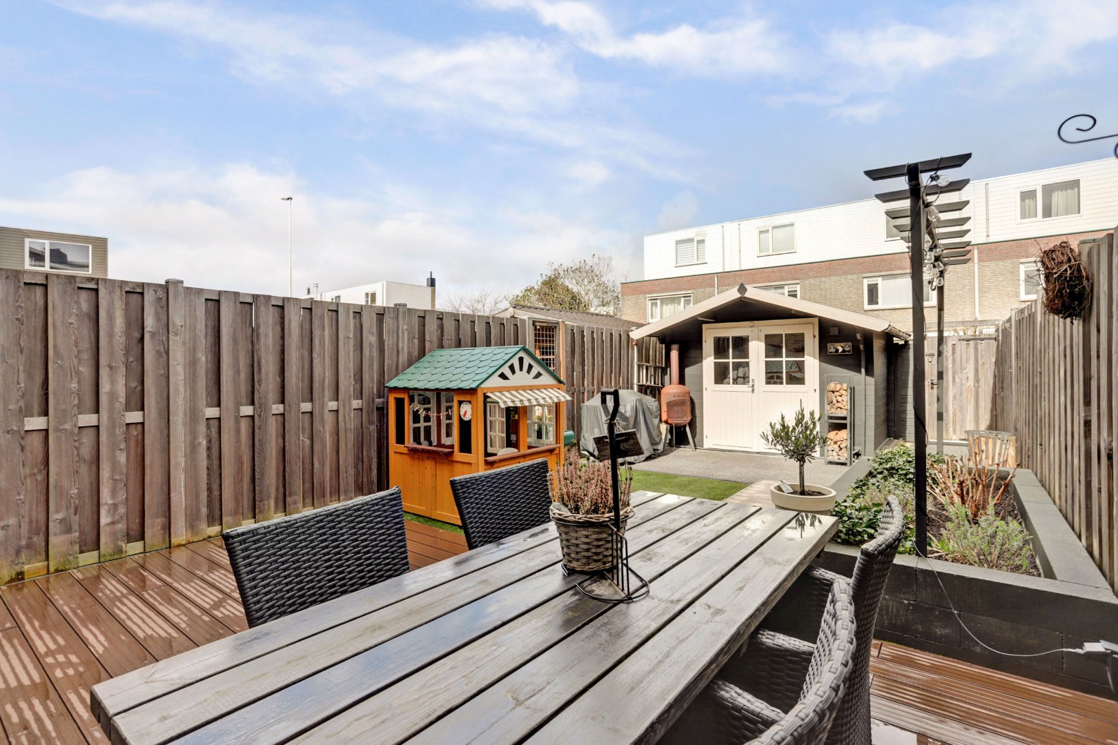 Energiezuinige (A-label) en uitstekend onderhouden 4-kamer tussenwoning met voor- en achtertuin met houten berging! 