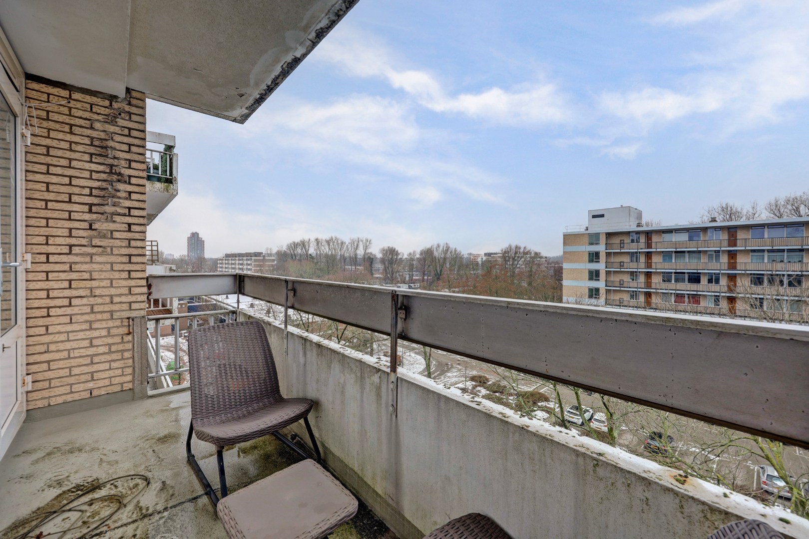 Instapklaar 2-kamer appartement op de 6e verdieping met moderne keuken en badkamer, balkon, berging in de onderbouw en gelegen op eigen grond. 