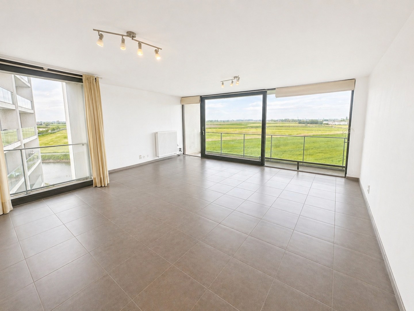 Prachtig gelegen appartement met 2 slpk, zonneterras(sen) en garage, Diksmuide. 