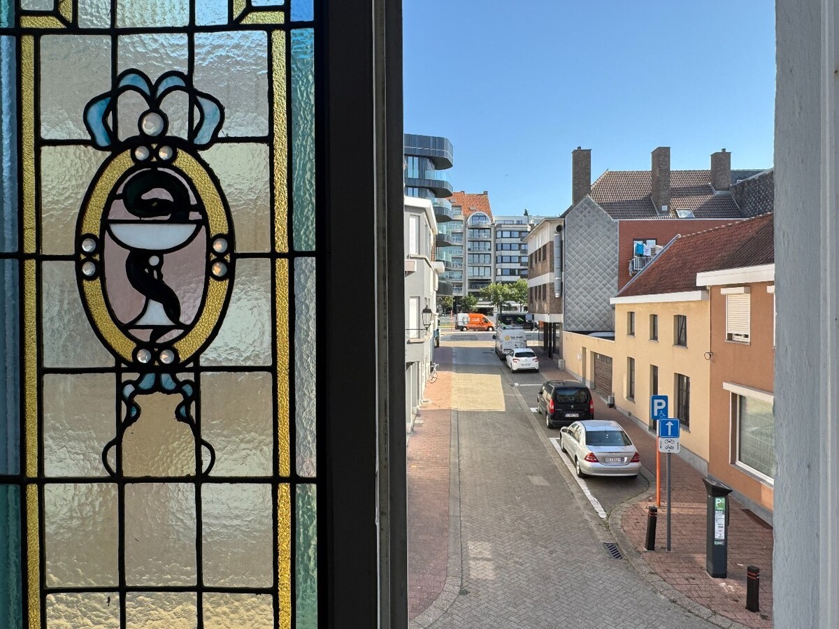 Karaktervolle herenwoning in Belle-Epoquestijl vlakbij zee en strand te Heist. 