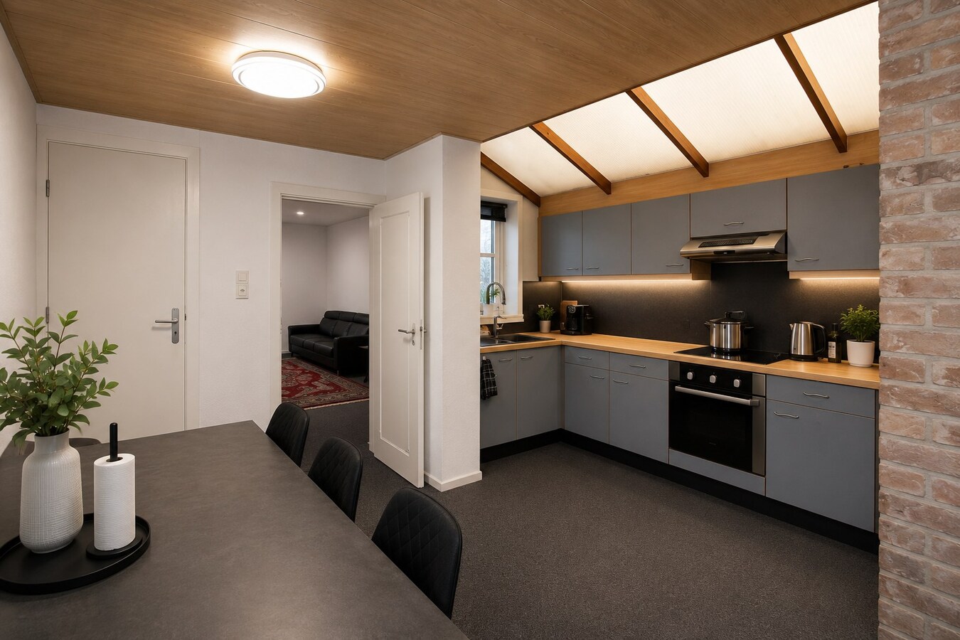 Te koop: uitzonderlijk ruime woning op centrale ligging met 6 slaapkamers, 3 badkamers én stadstuin! 